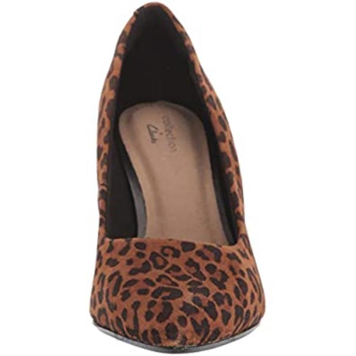 Clarks 0DX8L1746 Zapatos de salón Clarks Illeana Tulip de ante de leopardo color canela oscuro para mujer mujer ante de leopardo tostado oscuro