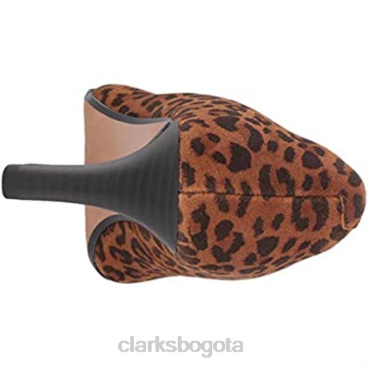 Clarks 0DX8L1746 Zapatos de salón Clarks Illeana Tulip de ante de leopardo color canela oscuro para mujer mujer ante de leopardo tostado oscuro