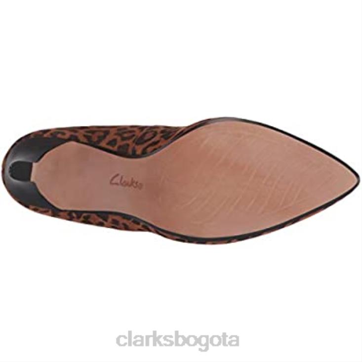 Clarks 0DX8L1746 Zapatos de salón Clarks Illeana Tulip de ante de leopardo color canela oscuro para mujer mujer ante de leopardo tostado oscuro