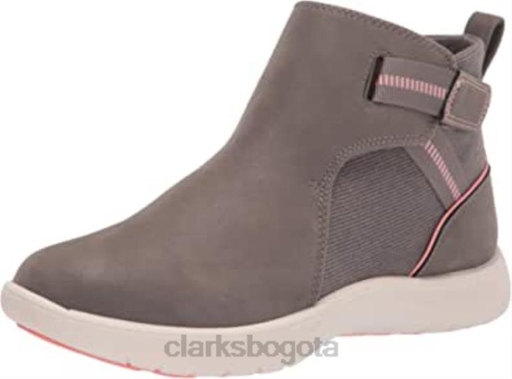 Clarks 0DX8L1755 Botín clarks adella cove de color piedra textil para mujer mujer textil de piedra