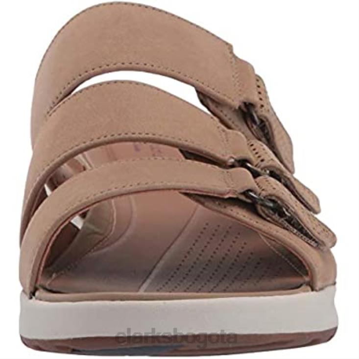 Clarks 0DX8L2281 Sandalia Clarks Sand Nubuck para mujer Un Adorn Lane mujer nubuck arena