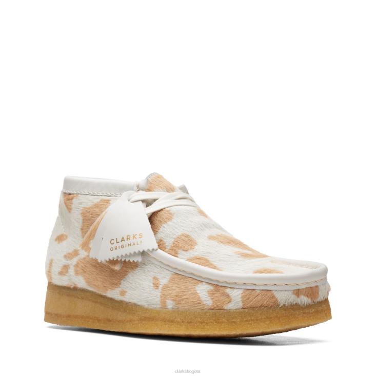 Clarks 0DX8L3322 Bota clarks wallabee color canela con estampado de vaca mujer estampado de vaca color canela