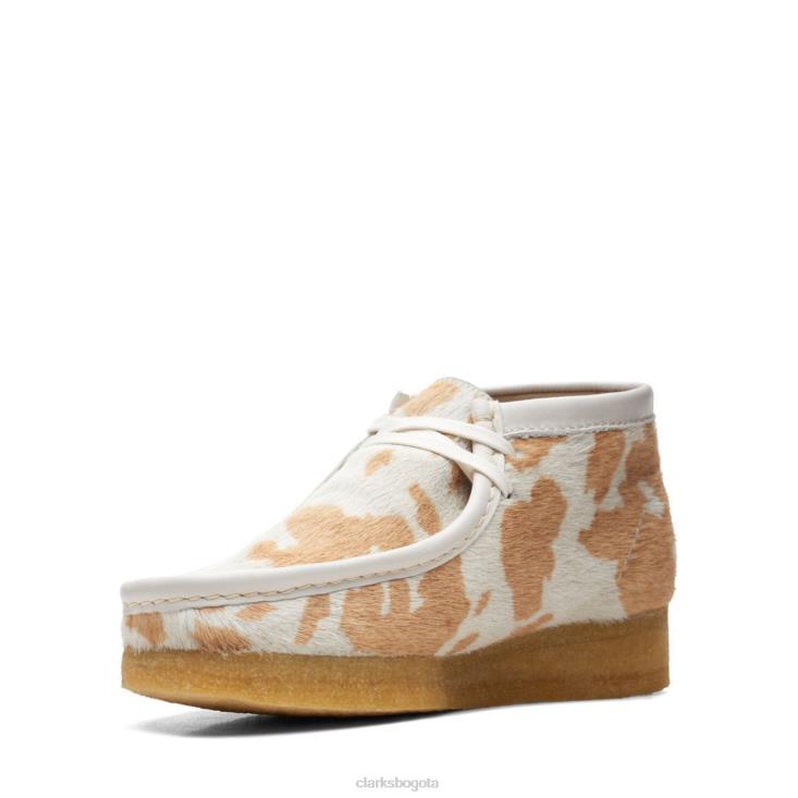 Clarks 0DX8L3322 Bota clarks wallabee color canela con estampado de vaca mujer estampado de vaca color canela