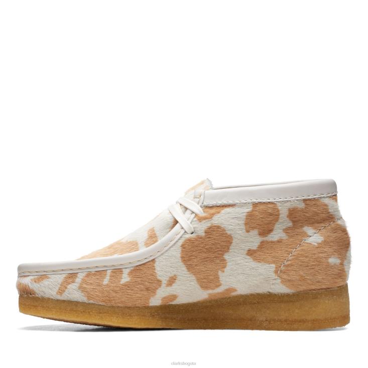Clarks 0DX8L3322 Bota clarks wallabee color canela con estampado de vaca mujer estampado de vaca color canela