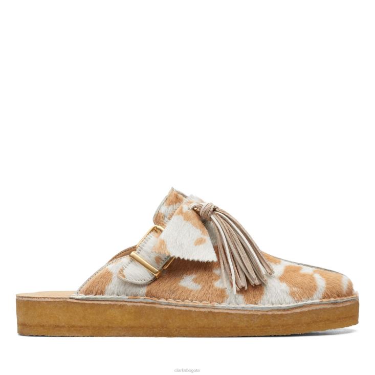 Clarks 0DX8L3417 mulas trek con estampado de vaca en color canela de Clarks mujer estampado de vaca color canela