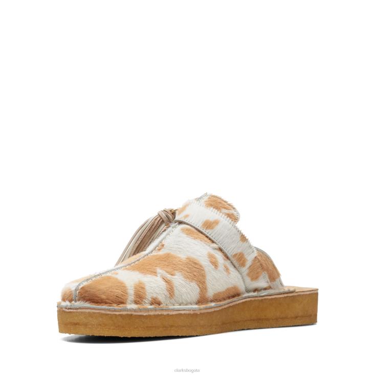 Clarks 0DX8L3417 mulas trek con estampado de vaca en color canela de Clarks mujer estampado de vaca color canela