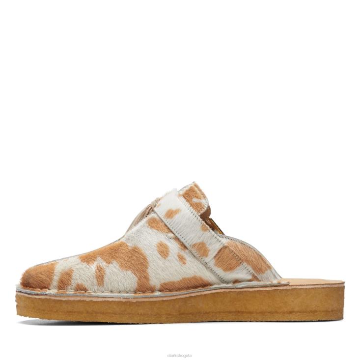 Clarks 0DX8L3417 mulas trek con estampado de vaca en color canela de Clarks mujer estampado de vaca color canela