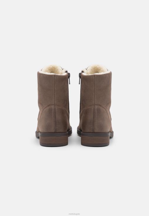 Clarks 0DX8L7073 botines con cordones memi lace en color topo de Clarks unisexo gris pardo