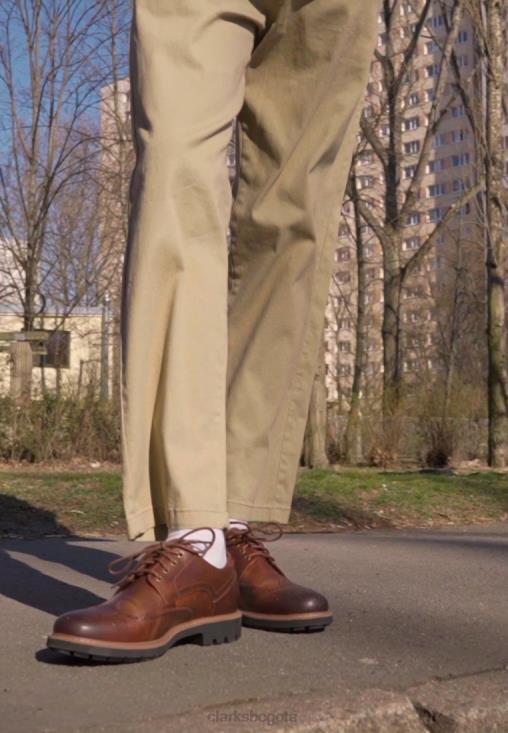 Clarks 0DX8L7155 zapatos con cordones clarks batcombe wing marrones unisexo marrón